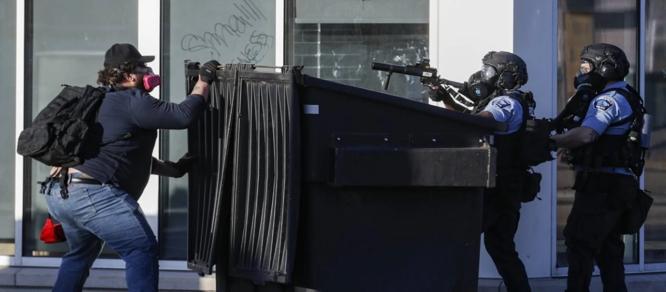 ΗΠΑ: Αφέθηκε ελεύθερος ο δημοσιογράφος που συνελήφθη στον «αέρα» στη Μινεάπολη